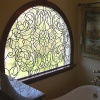 красивое окно в ванной комнате